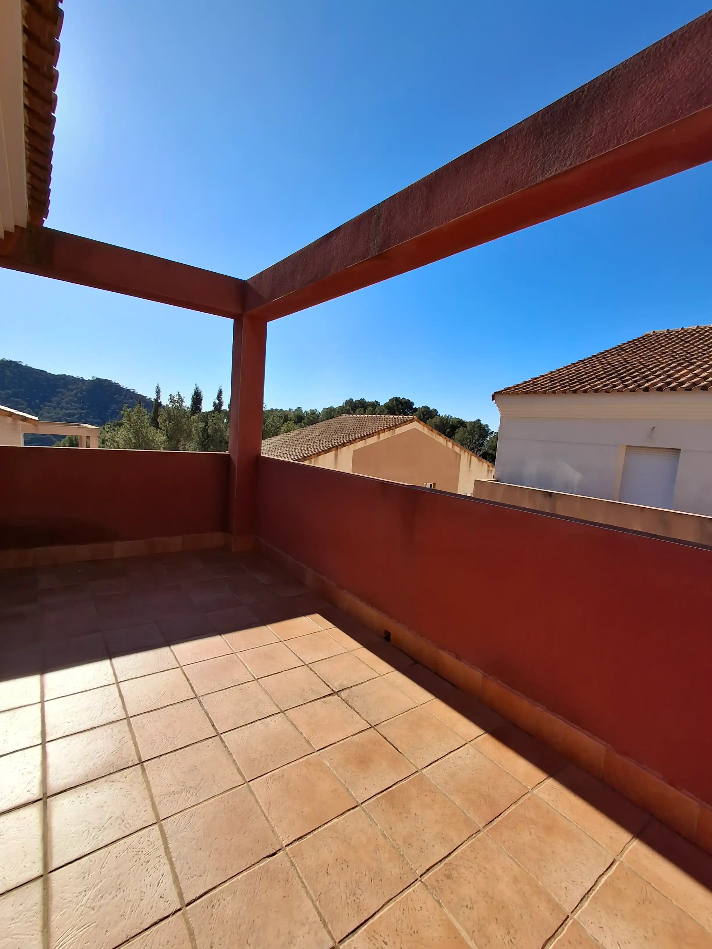 Terraza del chalet en venta con vistas panorámicas a la Sierra Calderona.