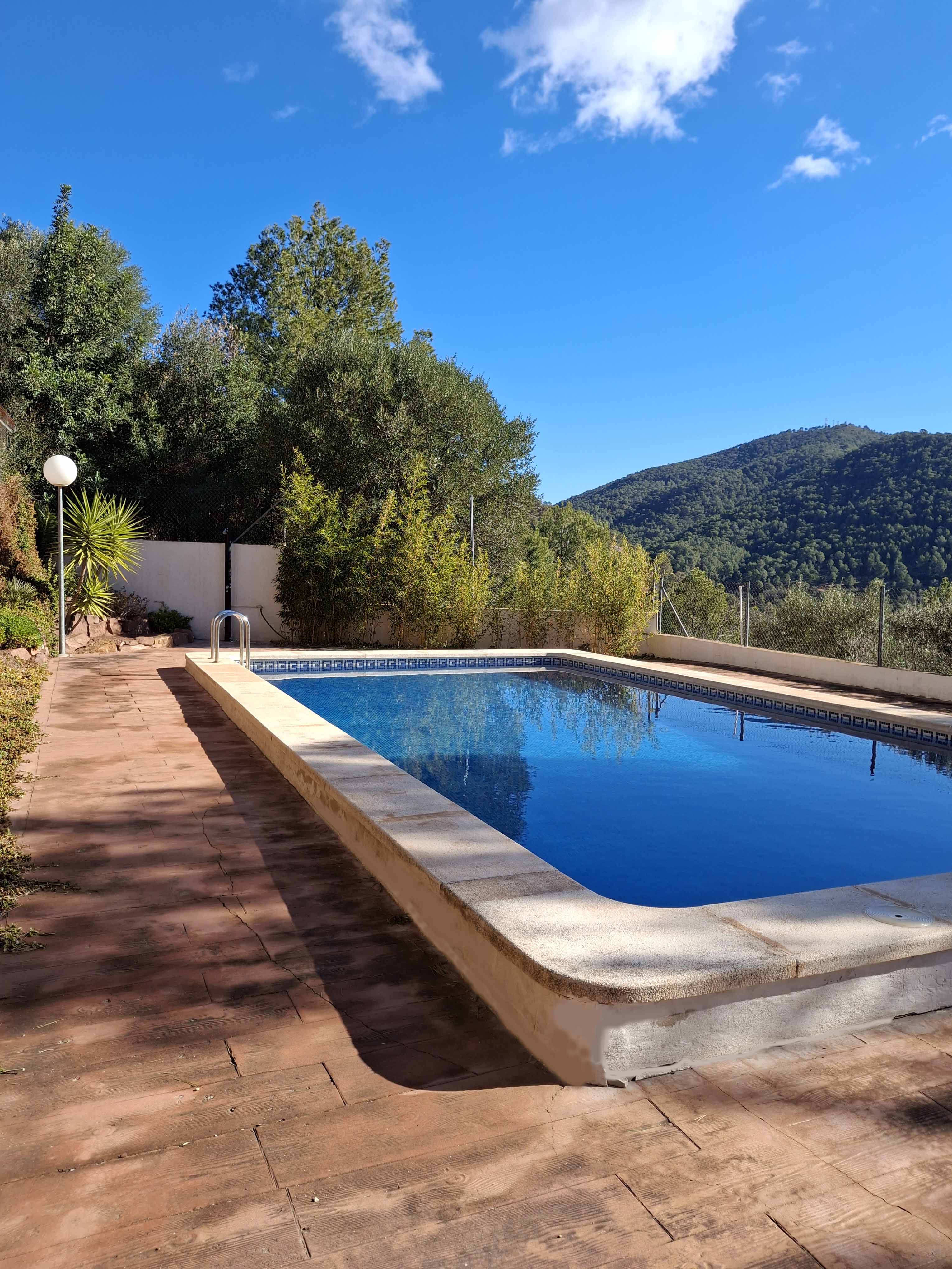 Chalet vacacional en Serra con piscina comunitaria y jardín mediterráneo, Sierra Calderona